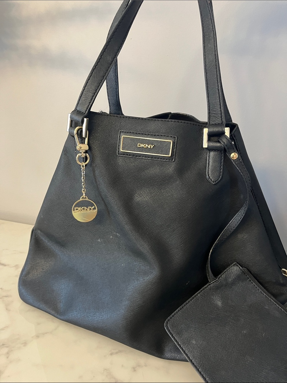 👜DKNY Black Leather Shoulder Tote with Gold Charm